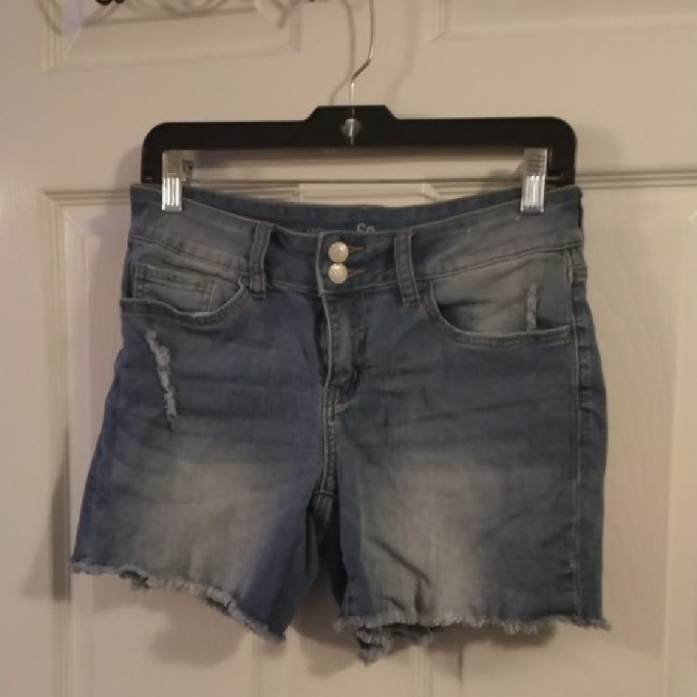 New WOMENS JEAN SHORTS (SIZE 9)